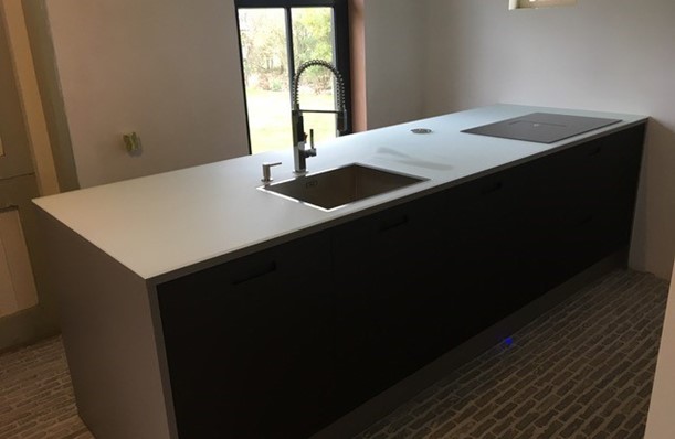Een luxe moderne keuken in woonboederij