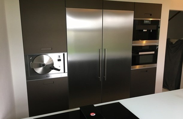 Een luxe moderne keuken in woonboederij