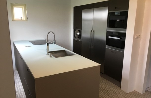 Een luxe moderne keuken in woonboederij